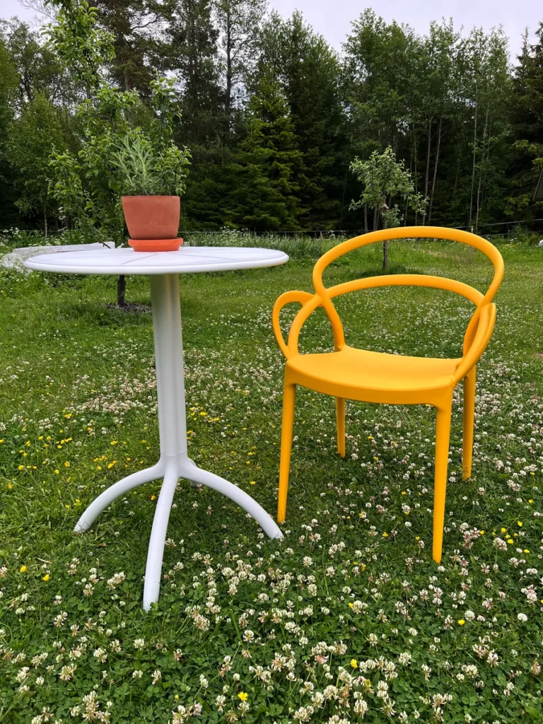 Octobus valge aialaud koos kollase Pia tooliga
